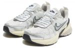 Nike V2K Run Дышащий Низкий Топ Повседневный Городской Коммутирование Беговые кроссовки Женские Белый Серебряный — изображение 2